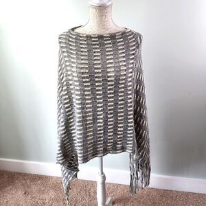 WIN WIN WOMEN'S PULL OVER SHAWL ONE SIZE GRAY WITH FRINGE